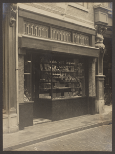 222948 Gezicht op de winkelpui van de firma J.J.M. Schoonhoven in goud-, zilver- en diamantwerken (Lijnmarkt 27) te Utrecht.